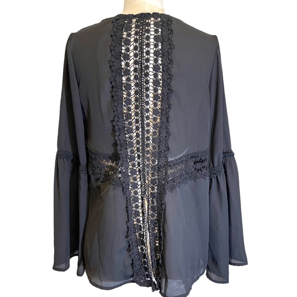 ❤️ entro Chiffon Flare Sleeve Top With Lace Back - Picture 1 of 9